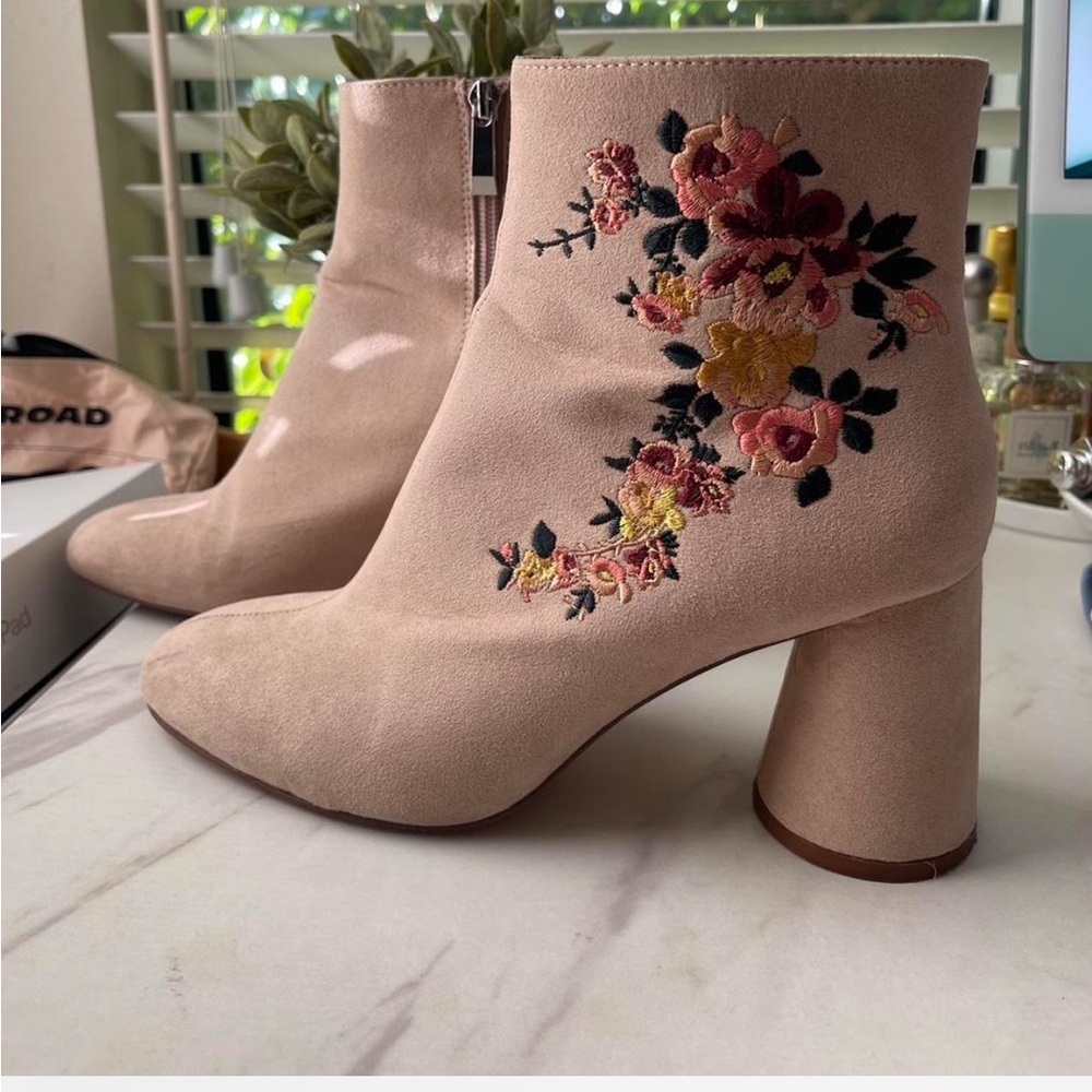 Zara vegan suede Floral fall chunky heel romantic blush Embroidered Boots 8